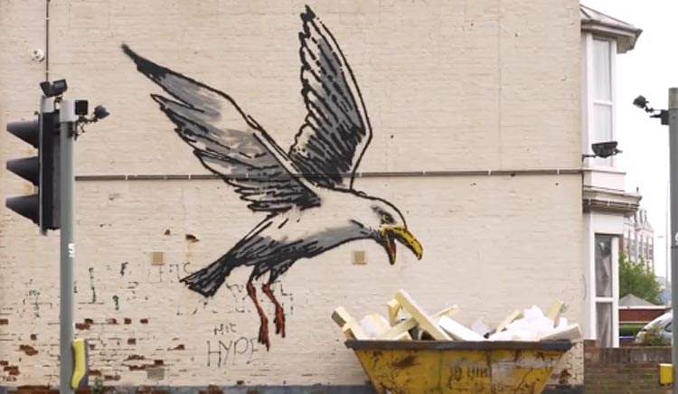 Inghilterra, coppia fa rimuovere murale di Banksy da casa propria: era diventato un incubo