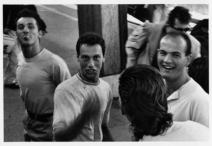Gianni Berengo Gardin, Dal treno, Bologna, 1990. &copy; Gianni Berengo Gardin/Courtesy Fondazione Forma per la Fotografia
