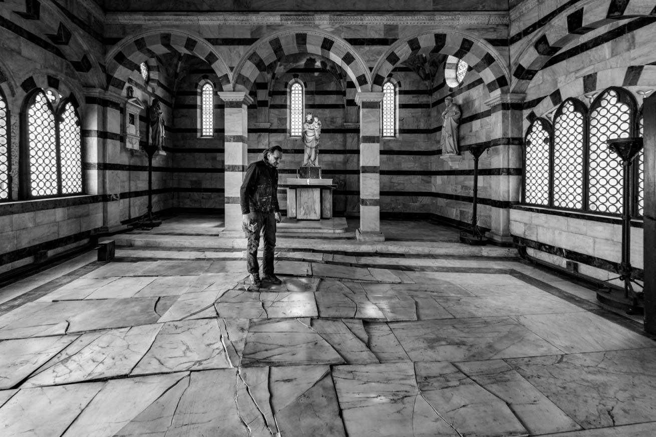 Pisa, Gianni Lucchesi's installation destroys the floor of Santa Maria della Spina