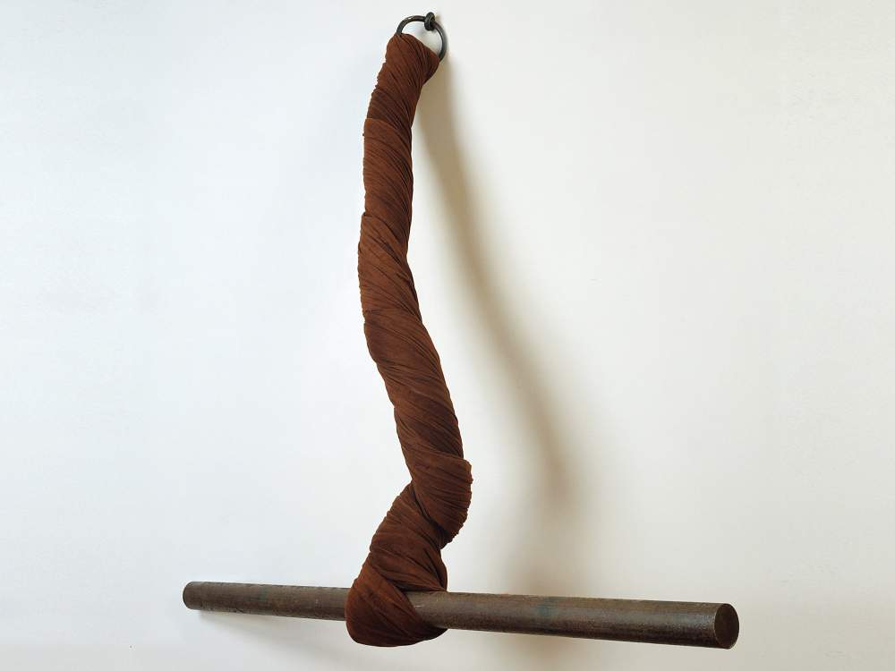 John Anselm, Torsione (1968; ferro e fustagno, 160 x 160 cm; Torino, GAM) John Anselm, Torsione (1968; ferro e fustagno, 160 x 160 cm; Torino, GAM)