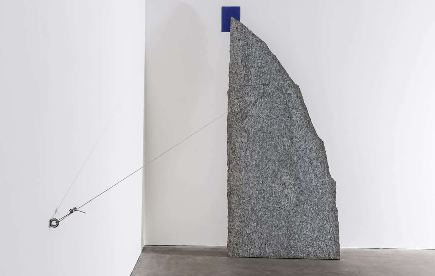 John Anselm, Verso oltremare (1984; pietra, cavo d'acciaio, nodo scorsoio, blu oltremare, 300 x 140 x 4 cm). Foto: Galleria Lia Rumma John Anselm, Verso oltremare (1984; pietra, cavo d'acciaio, nodo scorsoio, blu oltremare, 300 x 140 x 4 cm). Foto: Galleria Lia Rumma