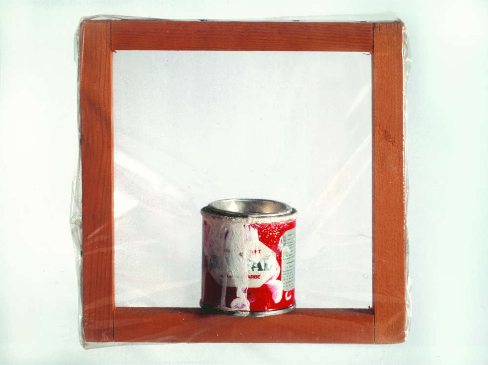 Giulio Paolini, Senza titolo (1961; barattolo di vernice, telaio, polietilene; Torino, Fondazione Giulio e Anna Paolini) © Giulio Paolini. Foto di Paolo Mussat Sartor. Courtesy Fondazione Giulio e Anna Paolini, Torino