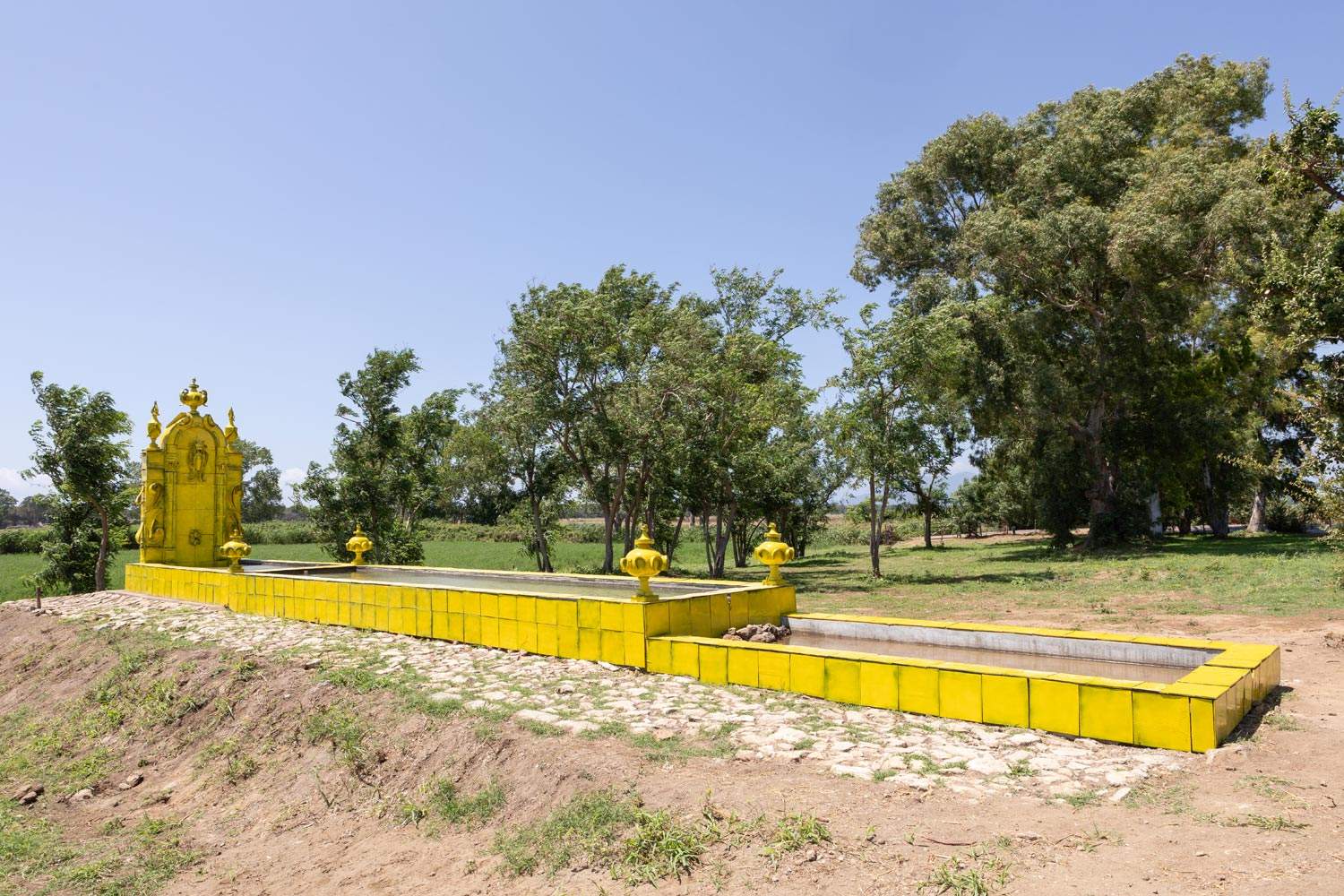 A huge yellow ceramic fountain: the work of Giuseppe Ducrot in Maremma