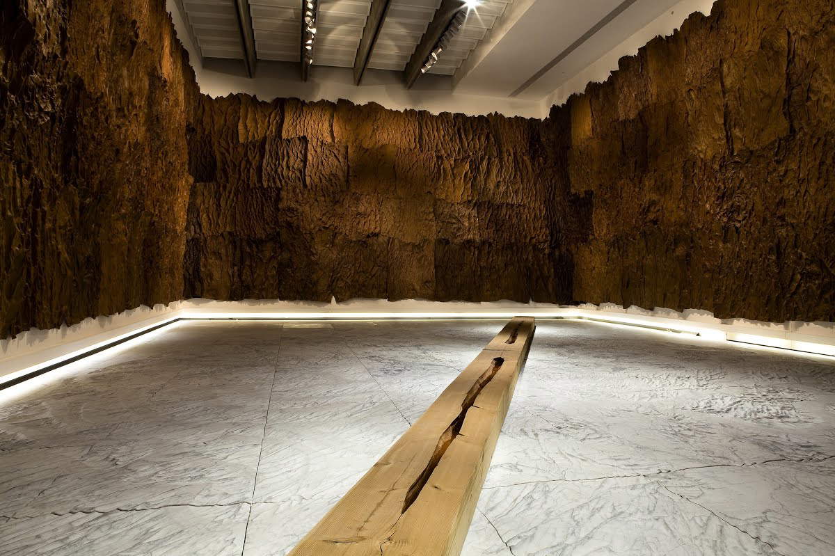 Giuseppe Penone, Sculture di Linfa (2007; legno, pelle, lesina, marmo di Carrara, dimensioni variabili; Roma, MAXXI) Giuseppe Penone, Sculture di Linfa (2007; legno, pelle, lesina, marmo di Carrara, dimensioni variabili; Roma, MAXXI)