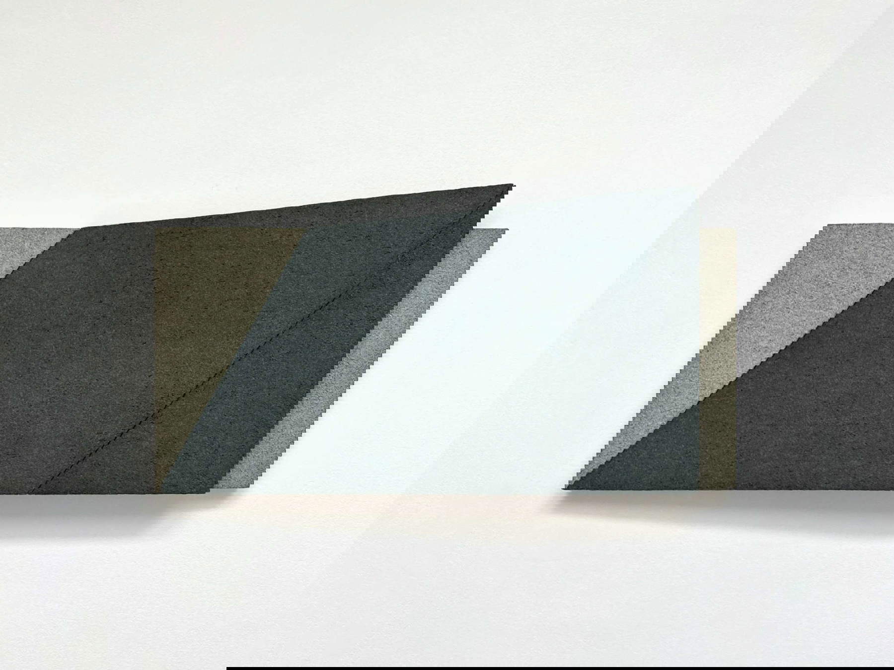 Giuseppe Uncini, Muri d'ombra 61bis (1986; legno e cemento, 28 x 53 cm)