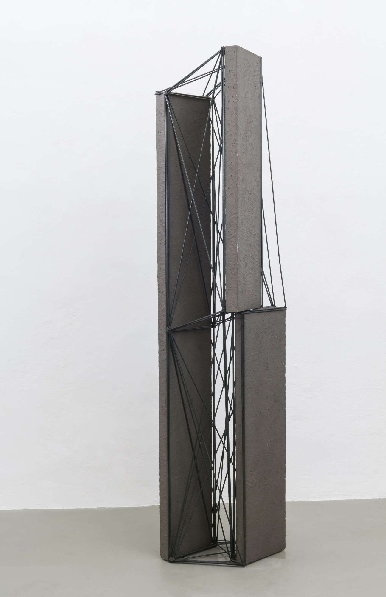 Giuseppe Uncini, Spazi di ferro n.74 (1990; cemento e ferro 228 x 39 x 48 cm)