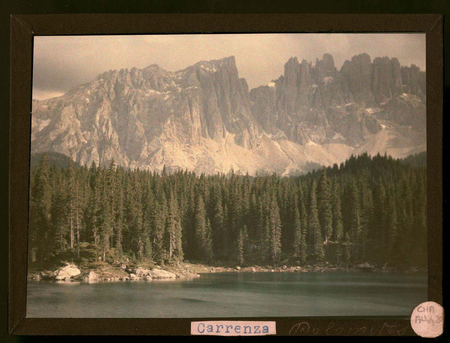 Henrie Chouanard, Lago de Carezza con los montes Latemar (Tirol del Sur, hacia 1930-1935; autocromo sobre película; Florencia, Archivos Alinari-Archivo Chouanard) Henrie Chouanard, Lago de Carezza con los montes Latemar (Tirol del Sur, hacia 1930-1935; autocromo sobre película; Florencia, Archivos Alinari-Archivo Chouanard)