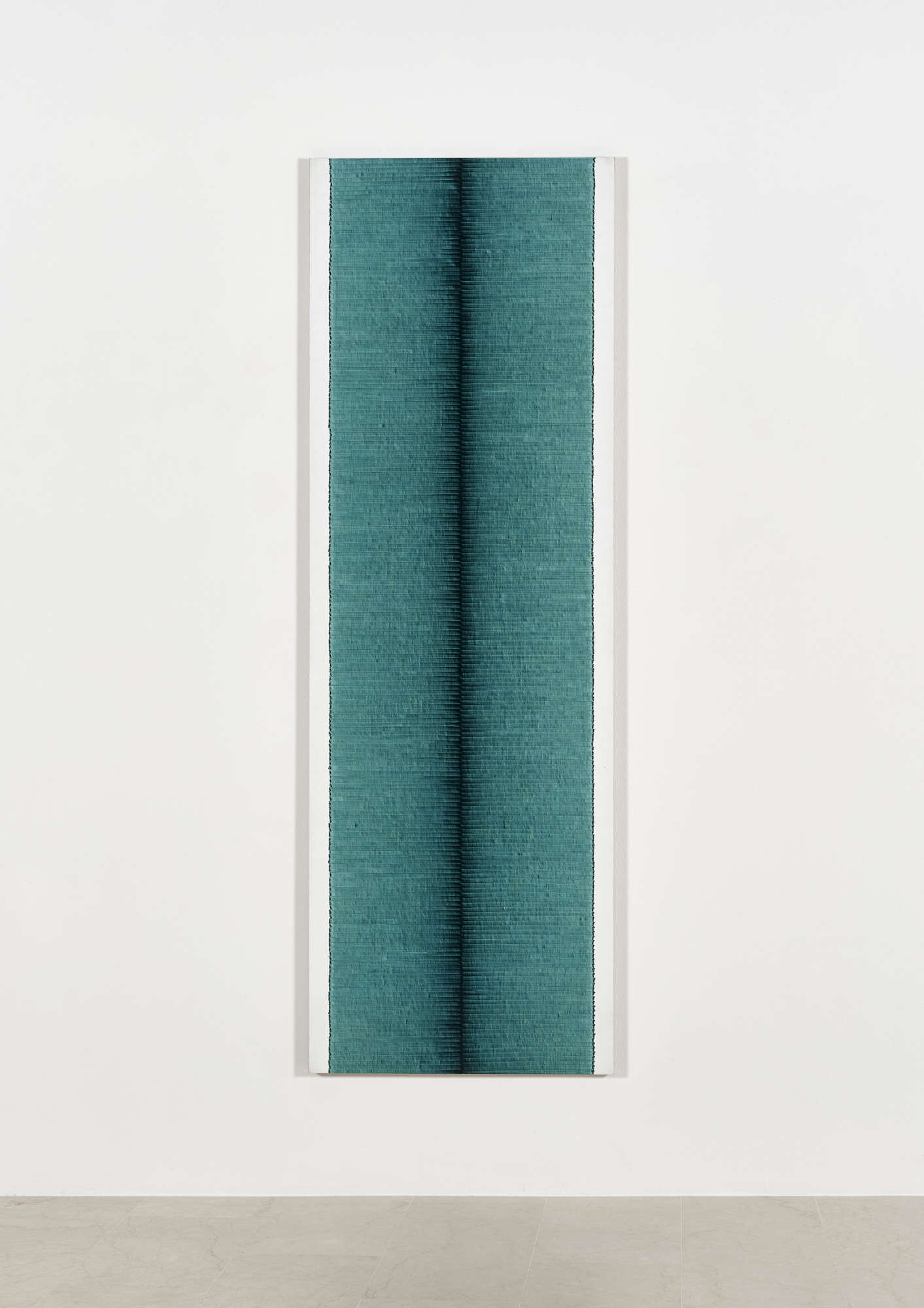 Irma Blank, Escritos radicales, Abecedarium 16-1-91 (1991; óleo sobre lienzo-óleo sobre lienzo, 206 x 70 cm). Por concesión de Irma Blank Estate, Milán, y P420, Bolonia.