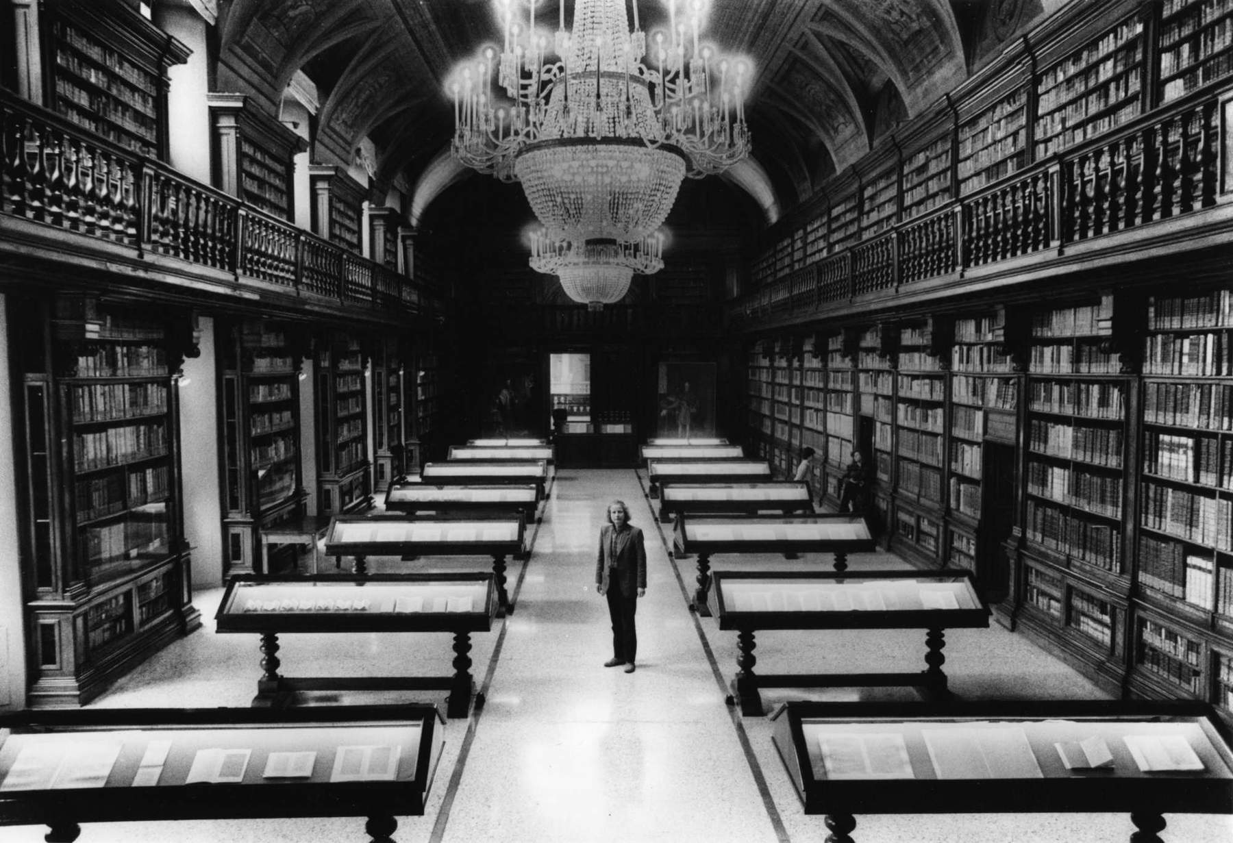 Irma Blank, Biblioteca Nacional Braidense, Milán, 1984, vista de la exposición. Foto: Maria Mulas. Por concesión de Irma Blank Estate, Milán, y P420, Bolonia.