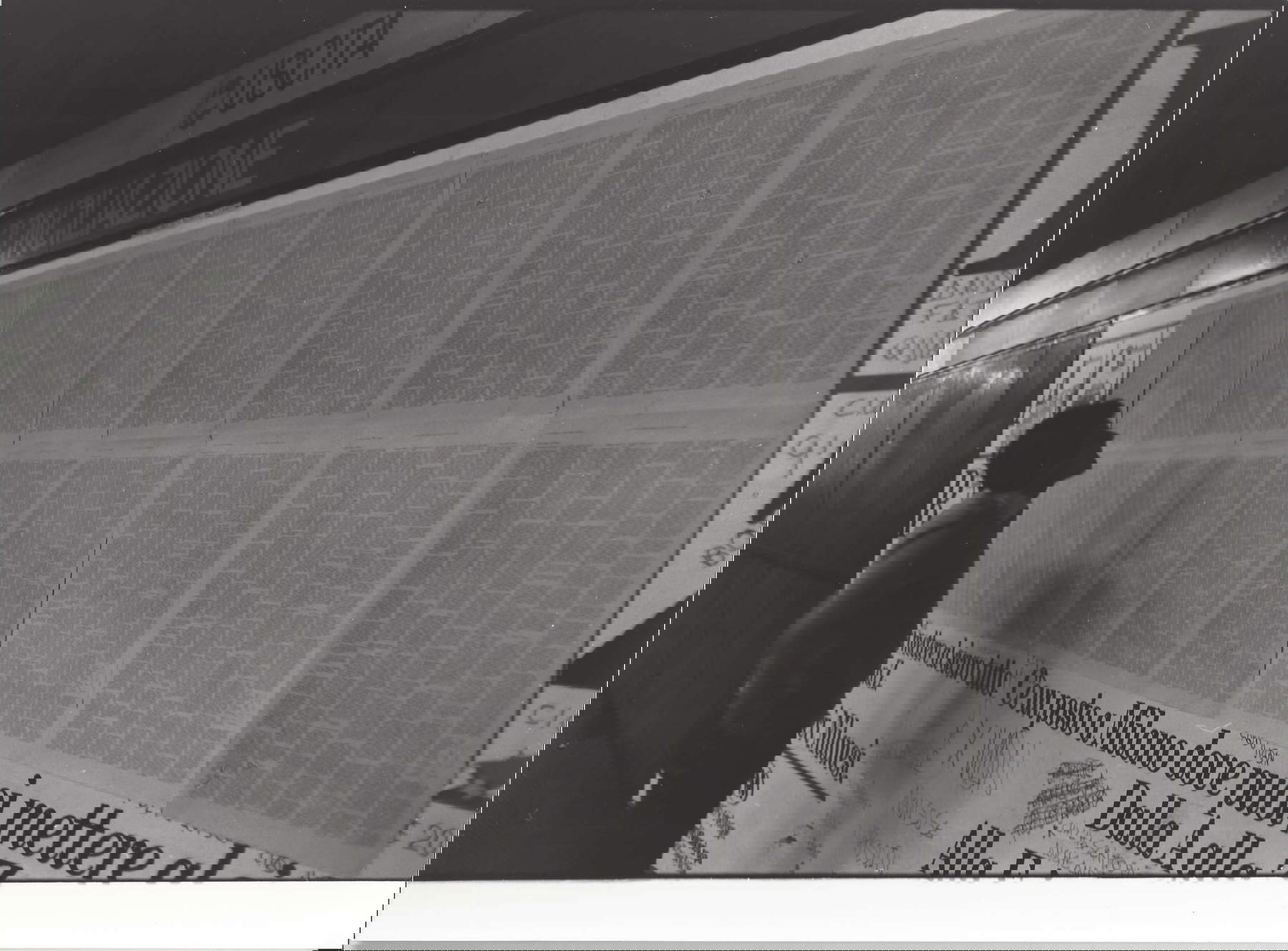 Irma Blank, Transcripciones en el metro, Action, Milán, 1977. Fotografía: Gianpiero Allegri, Milán. Cortesía de Irma Blank Estate, Milán, y P420, Bolonia.