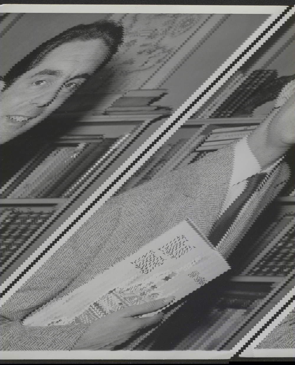 Italo Calvino mit der englischen Ausgabe von Fiabe italiane, Rom, Biblioteca Nazionale Centrale, Fondo Calvino.