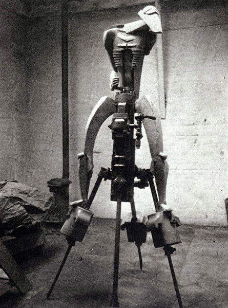 Jacob Epstein, The Rock Drill (1913-1916; figura di gesso montata su macchina perforatrice, 205 x 141,5 cm; Scultura originale distrutta, ricostruita nel 1974) Jacob Epstein, The Rock Drill (1913-1916; figura di gesso montata su macchina perforatrice, 205 x 141,5 cm; Scultura originale distrutta, ricostruita nel 1974)