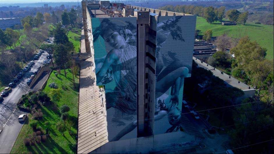 Rome, une immense peinture murale à Corviale: l'œuvre de l'artiste de rue néerlandais JDL