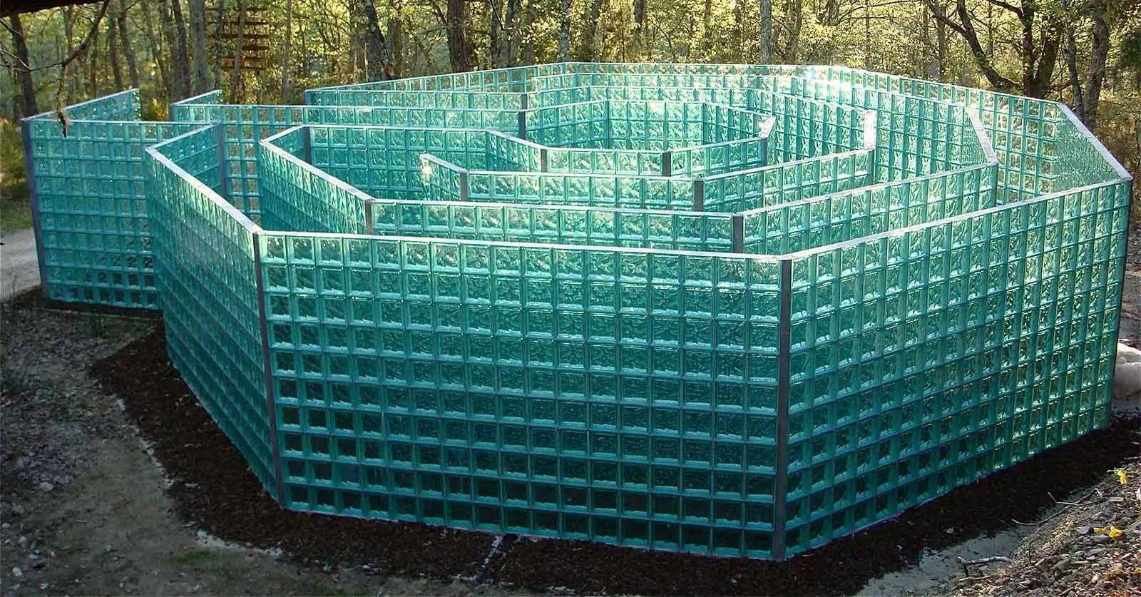 Das gläserne Labyrinth von Jeff Saward im Chianti-Skulpturenpark