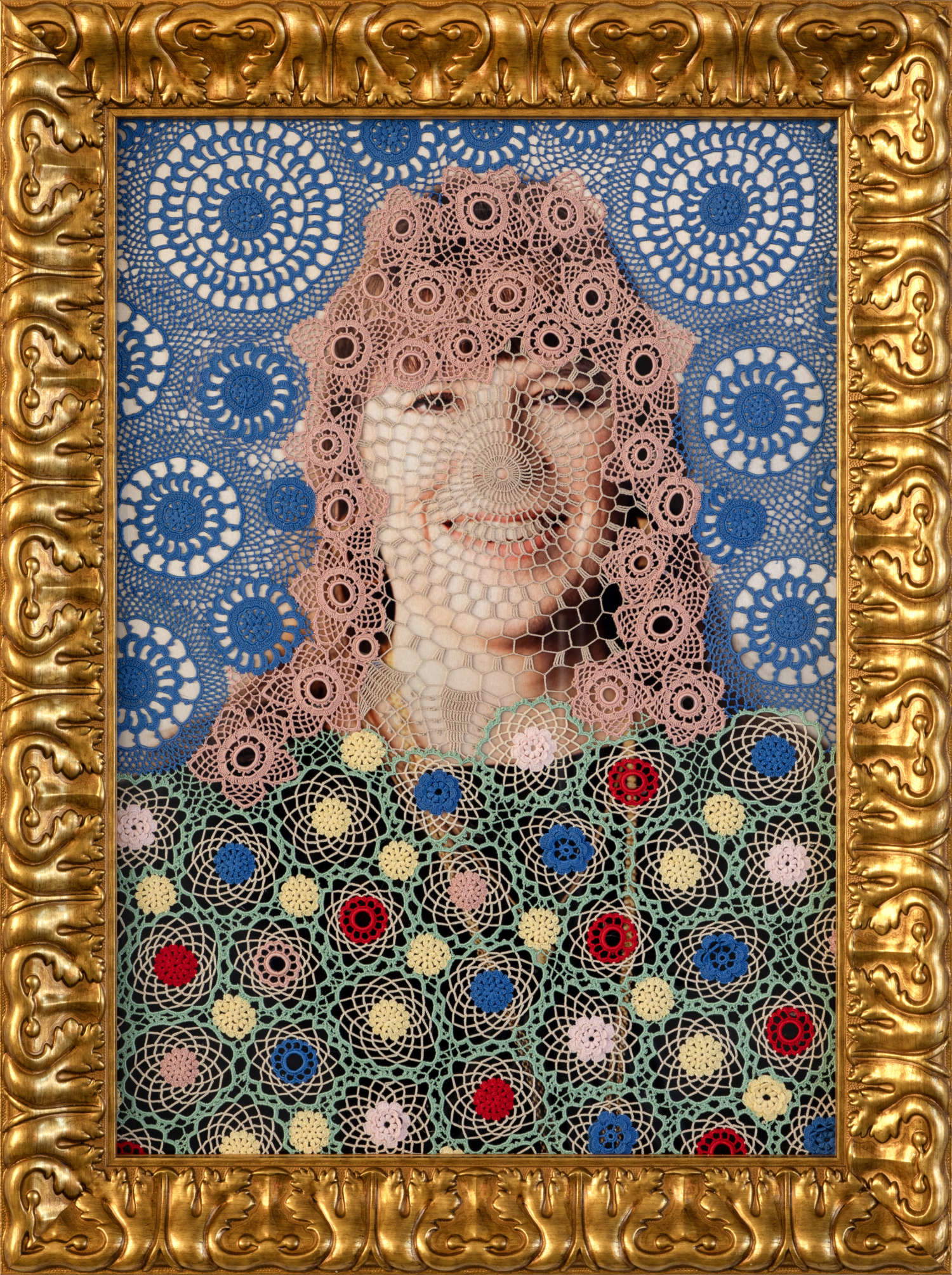 Joana Vasconcelos, Autorretrato (2023; encaje de ganchillo de las Azores, ganchillo de algodón hecho a mano, impresión en metal, marco en relieve dorado, 79×59×5 cm; Florencia, Galerías Uffizi) Joana Vasconcelos, Autorretrato (2023; encaje de ganchillo de las Azores, ganchillo de algodón hecho a mano, impresión en metal, marco en relieve dorado, 79×59×5 cm; Florencia, Galerías Uffizi)