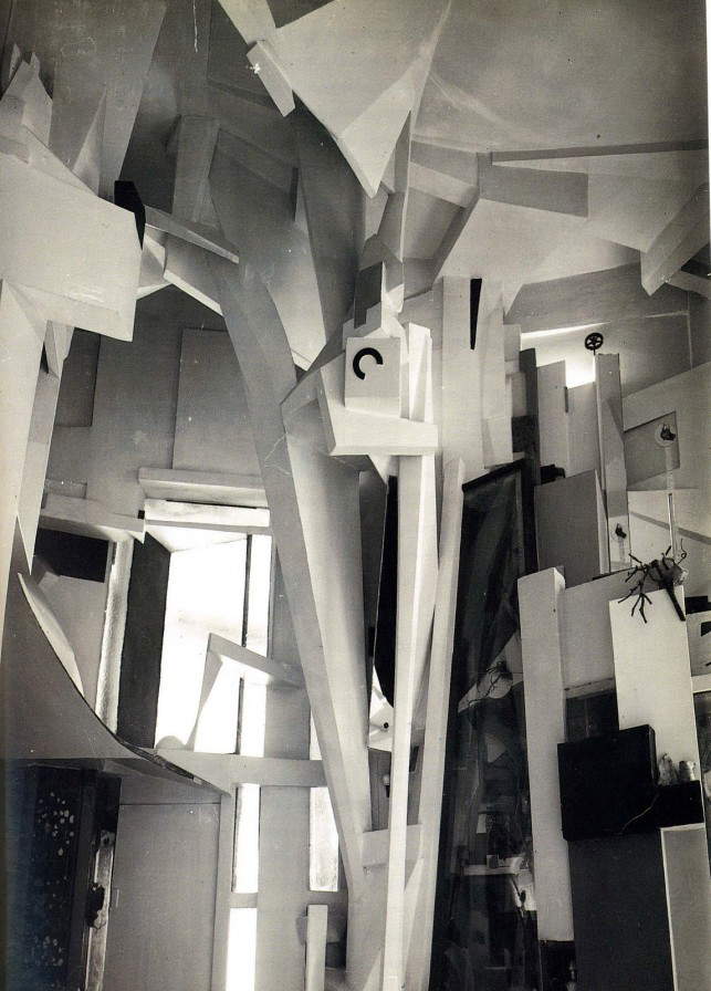 Kurt Schwitters, Merzbau (1923-1943; assemblaggio; già ad Hannover nella casa dell'artista, distrutto durante la seconda guerra mondiale) Kurt Schwitters, Merzbau (1923-1943; assemblaggio; già ad Hannover nella casa dell'artista, distrutto durante la seconda guerra mondiale)