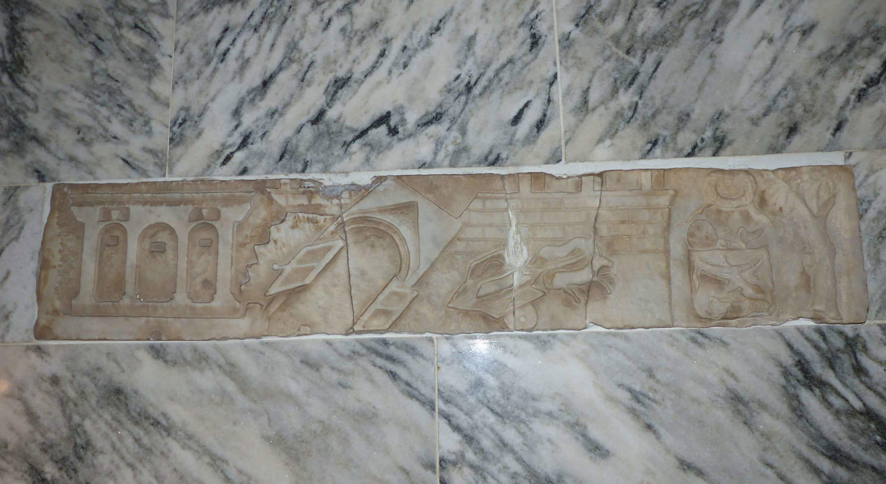 Belgio, mettono casa in vendita e ci trovano rara lastra di marmo rubata a Pompei 50 anni fa