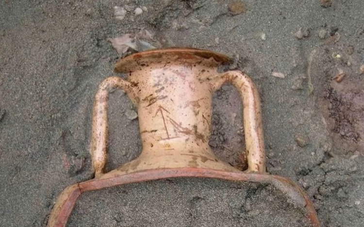 Archaeologist by chance in Latina: bather discovers part of an ancient Roman amphora 