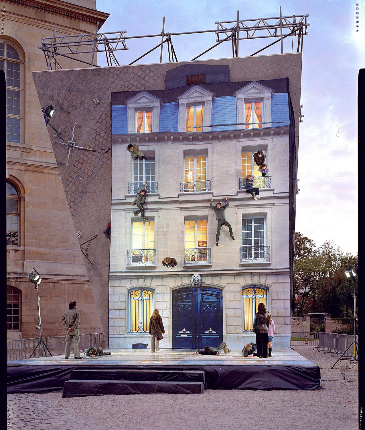 Leandro Erlich, Bâtiment (2004; facciata di edificio appiattita sotto uno specchio sospeso a un angolo di 45 gradi, dimensioni variabili, 14 facciate diverse ognuna specifica per ogni città che ha ospitato l'installazione) Leandro Erlich, Bâtiment (2004; facciata di edificio appiattita sotto uno specchio sospeso a un angolo di 45 gradi, dimensioni variabili, 14 facciate diverse ognuna specifica per ogni città che ha ospitato l'installazione)