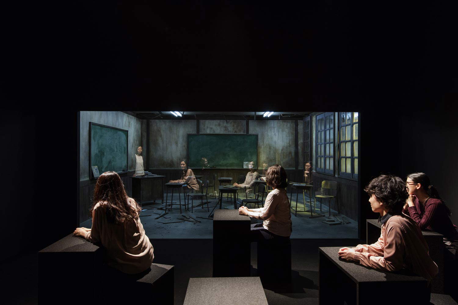 Leandro Erlich, Classroom (2017; due stanze di dimensioni identiche, legno, finestre, scrivania, sedie, porta, vetro, luci, lavagna, materiale scolastico e altre decorazioni in classe e scatole nere, dimensioni variabili) Leandro Erlich, Classroom (2017; due stanze di dimensioni identiche, legno, finestre, scrivania, sedie, porta, vetro, luci, lavagna, materiale scolastico e altre decorazioni in classe e scatole nere, dimensioni variabili)