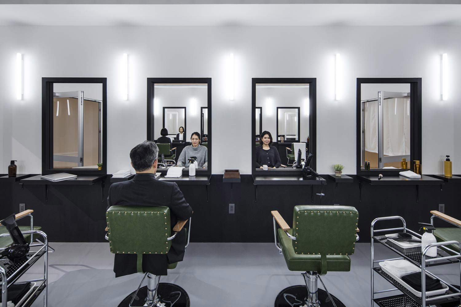 Leandro Erlich, Hair salon (2008; compensato, specchi, cornici nere, poltrone da parrucchiere e accessori, pavimento, luci, dimensioni variabili) Leandro Erlich, Hair salon (2008; compensato, specchi, cornici nere, poltrone da parrucchiere e accessori, pavimento, luci, dimensioni variabili)
