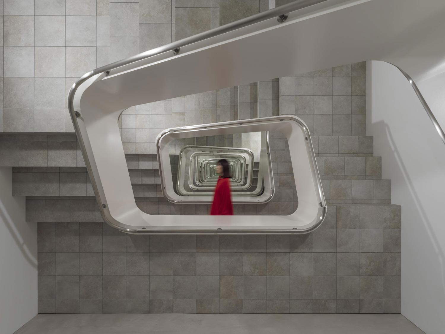 Leandro Erlich, Infinite Staircase (2005; struttura in metallo, MDF, corrimano, specchi e luci, 300x350x700 cm) Leandro Erlich, Infinite Staircase (2005; struttura in metallo, MDF, corrimano, specchi e luci, 300x350x700 cm)