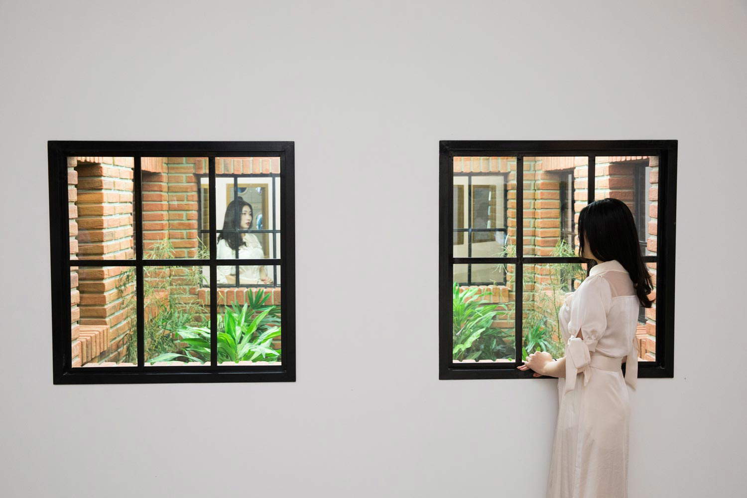 Leandro Erlich, Lost garden (2009; struttura di metallo, muro, specchi, acrilico, colonna, piante artificiali, luci, 257x356x180 cm) Leandro Erlich, Lost garden (2009; struttura di metallo, muro, specchi, acrilico, colonna, piante artificiali, luci, 257x356x180 cm)