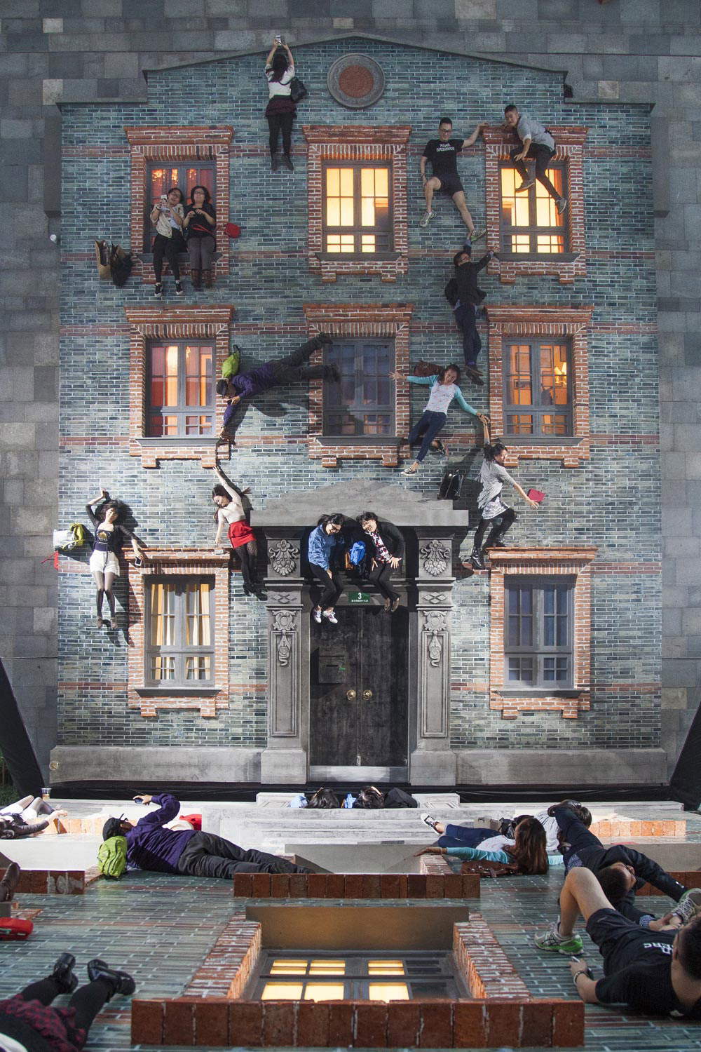 Leandro Erlich, Shikumen (2004; facciata di edificio appiattita sotto uno specchio sospeso a un angolo di 45 gradi, dimensioni variabili, 14 facciate diverse ognuna specifica per ogni città che ha ospitato l'installazione) Leandro Erlich, Shikumen (2004; facciata di edificio appiattita sotto uno specchio sospeso a un angolo di 45 gradi, dimensioni variabili, 14 facciate diverse ognuna specifica per ogni città che ha ospitato l'installazione)