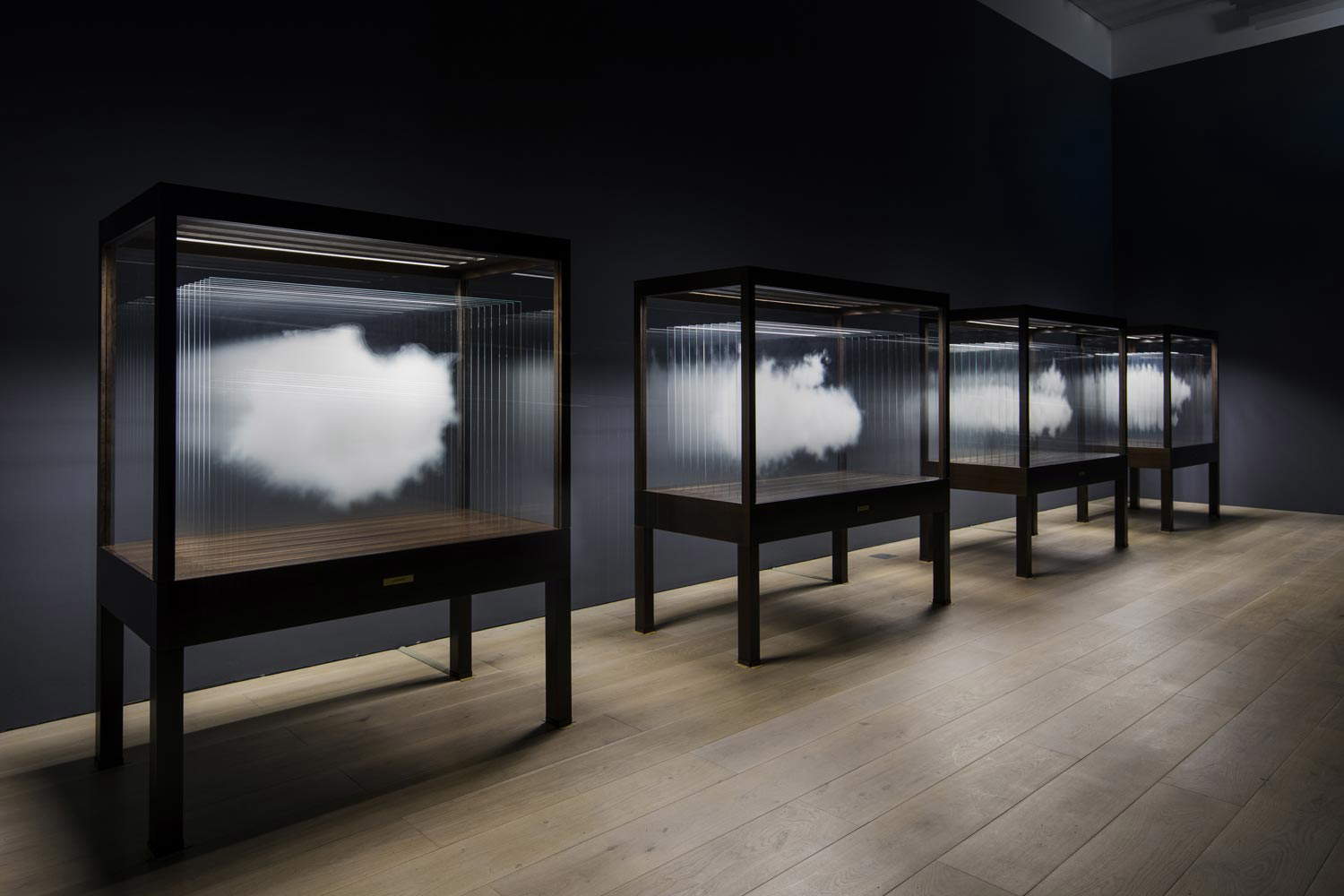 Leandro Erlich, The cloud (2021; ceramica digitale stampata su vetro, teca di legno e luci LED, dimensioni variabili) Leandro Erlich, The cloud (2021; ceramica digitale stampata su vetro, teca di legno e luci LED, dimensioni variabili)