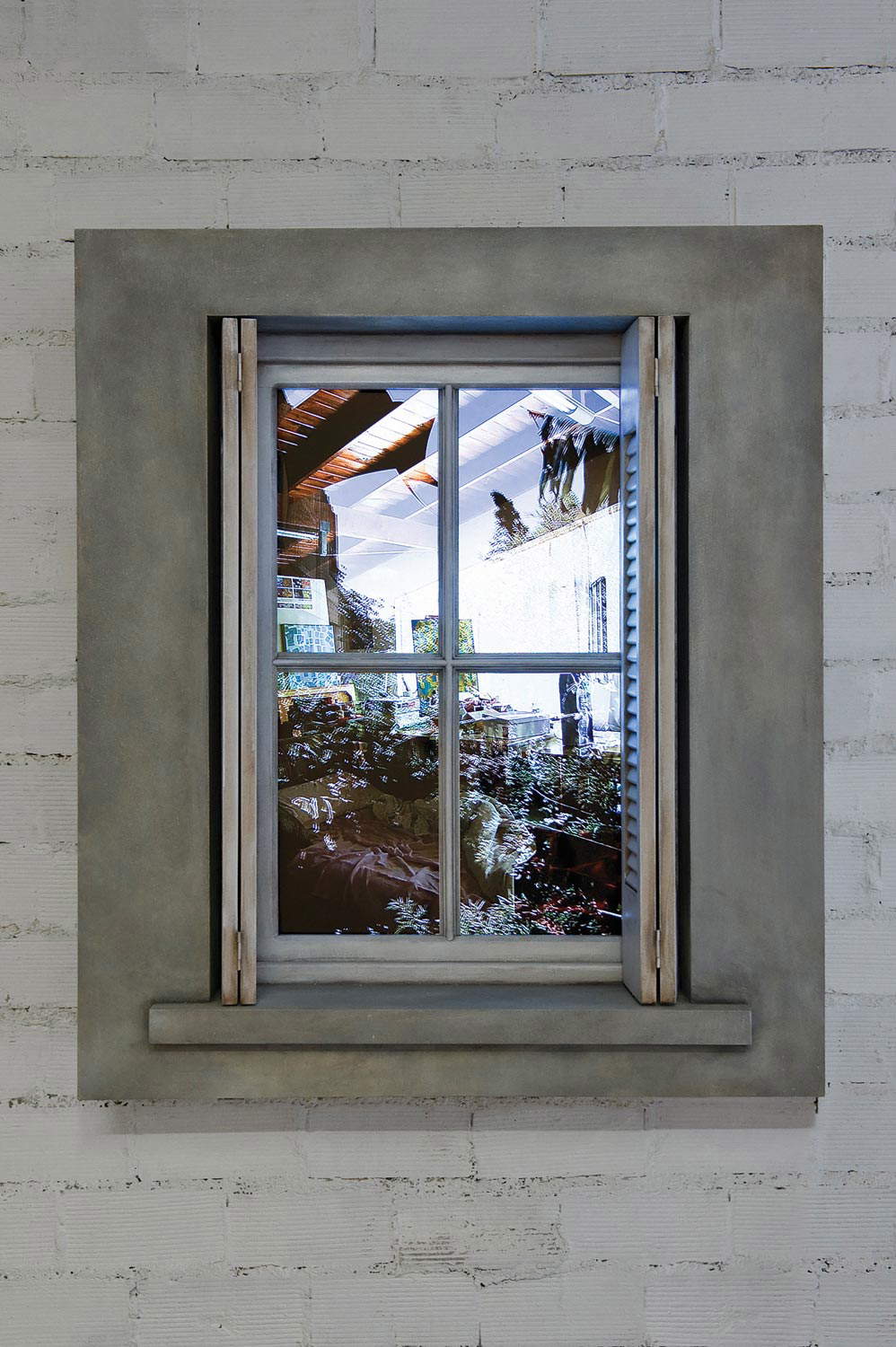 Leandro Erlich, Window captive reflection (2013; legno, struttura in metallo, acrilico, schermo 42 pollici, video player e animazione video, 120x100x25 cm) Leandro Erlich, Window captive reflection (2013; legno, struttura in metallo, acrilico, schermo 42 pollici, video player e animazione video, 120x100x25 cm)