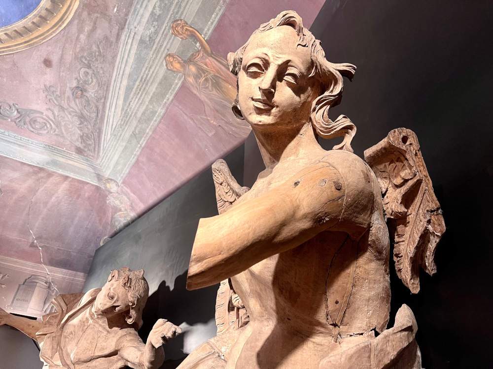 Da Leopoli all'Accademia Carrara due angeli scolpiti portano un messaggio di pace 