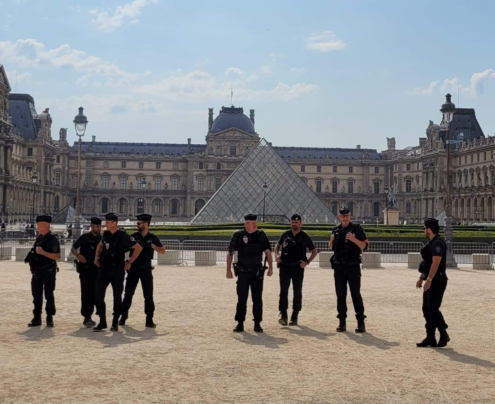 Paris, Louvre blindé pour l'arrivée de Mattarella et Macron. Photos exclusives