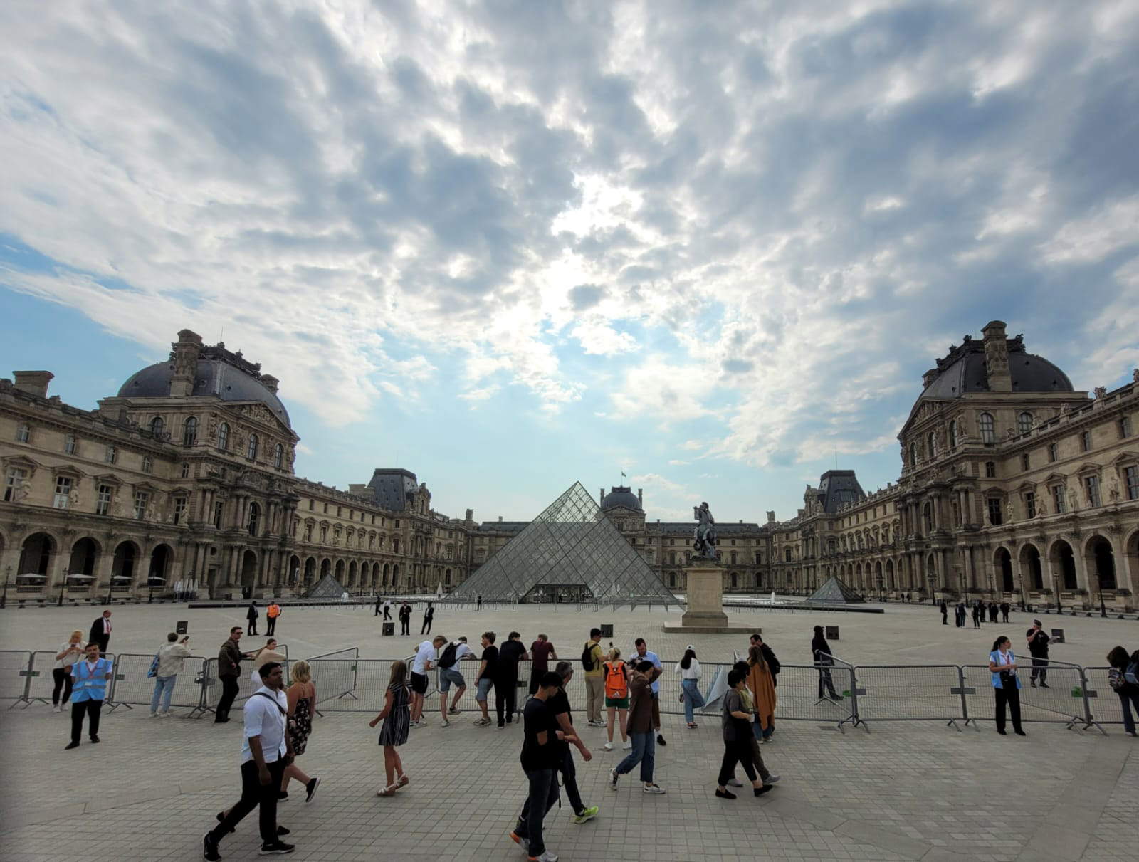 Le Louvre blindé pour l'arrivée de Mattarella Le Louvre blindé pour l'arrivée de Mattarella