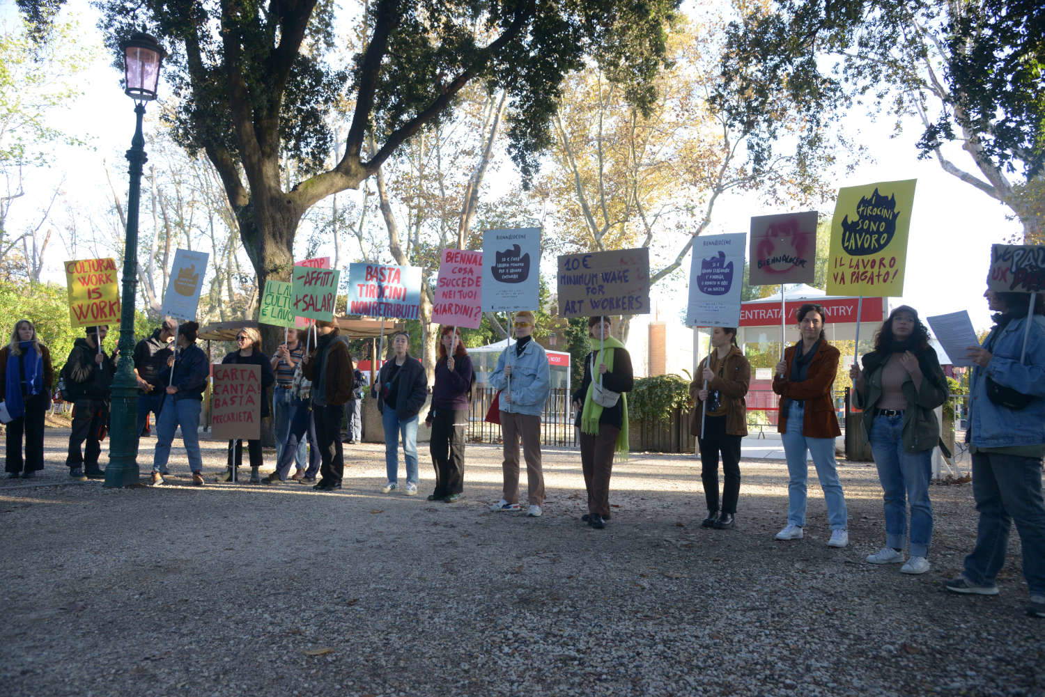 La manifestation devant les Giardini della Biennale
