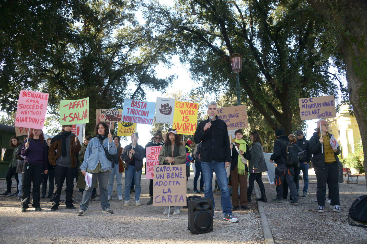 La manifestation devant les Giardini della Biennale