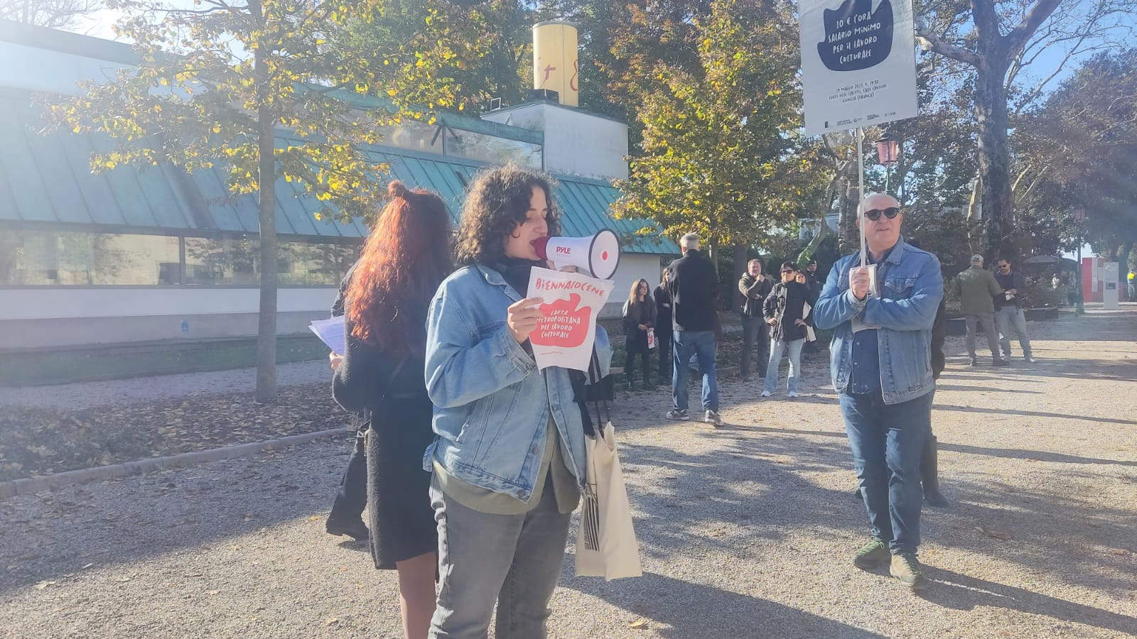 La manifestation devant les Giardini della Biennale