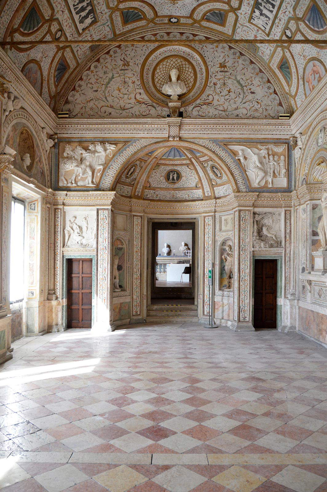 Mantua, Palacio Ducal, Corte Nuova. Mantua, Palacio Ducal, Corte Nuova.