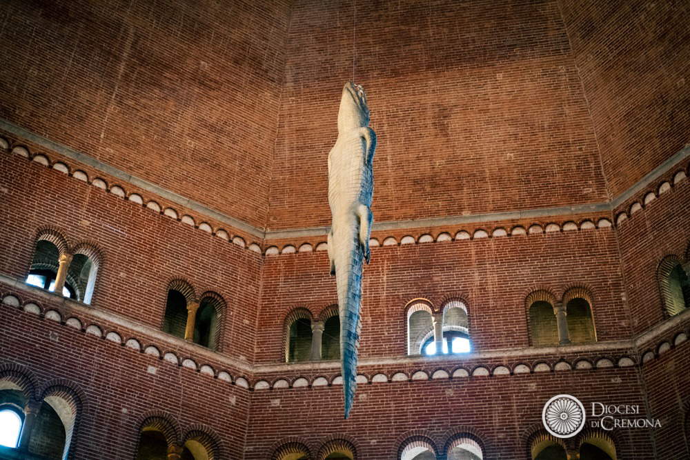 Maurizio Cattelan, Ego (2019). Vue de l'installation au baptistère de Crémone (2023).