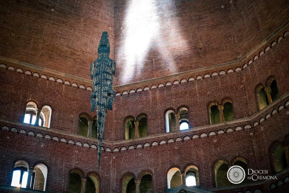 Maurizio Cattelan, Ego (2019). Vue de l'installation au baptistère de Crémone (2023).