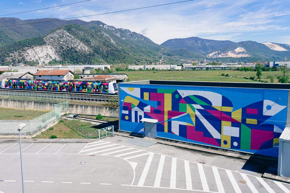 Brescia, le métro de couleur de l'artiste de rue Luca Font arrive. Il s'agit d'une œuvre itinérante