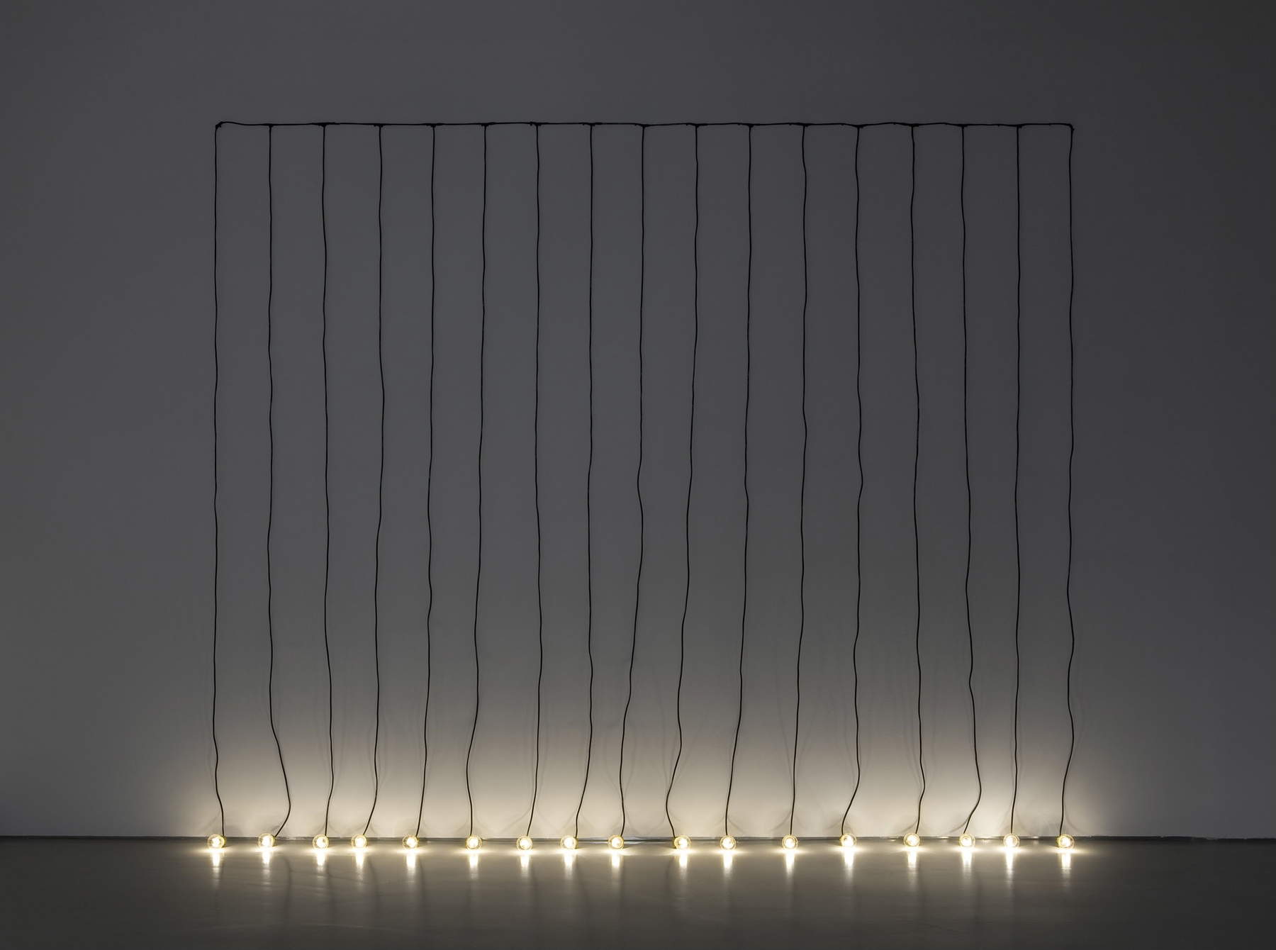 Michelangelo Pistoletto, Quadro di fili elettrici (1967; fili elettrici e lampadine, 440 x 268 cm; Roma, MAXXI) Michelangelo Pistoletto, Quadro di fili elettrici (1967; fili elettrici e lampadine, 440 x 268 cm; Roma, MAXXI)