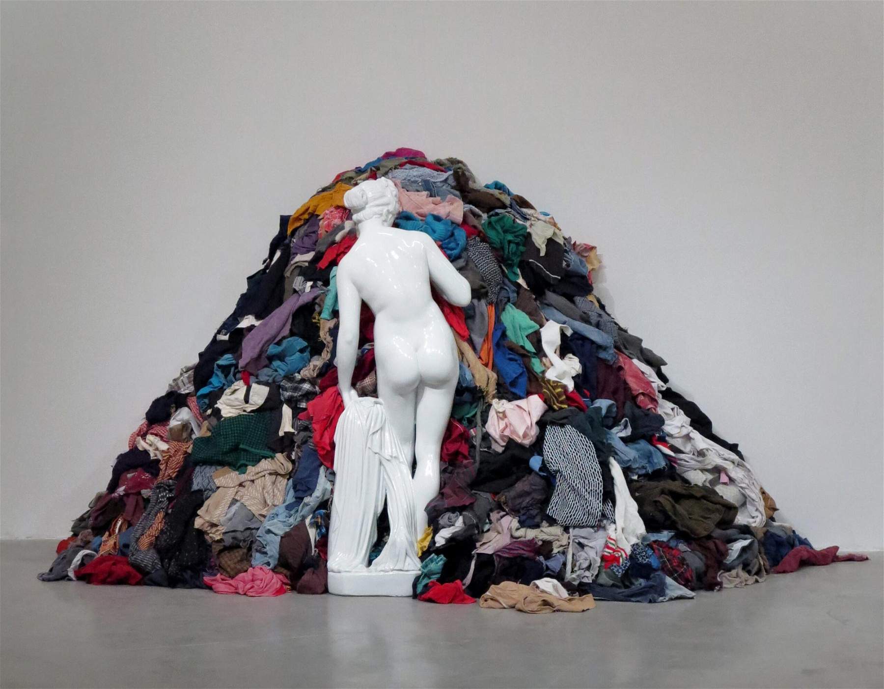 A ten-meter Venus of Rags in the square and many other installations for Napoli Contemporanea 2023 