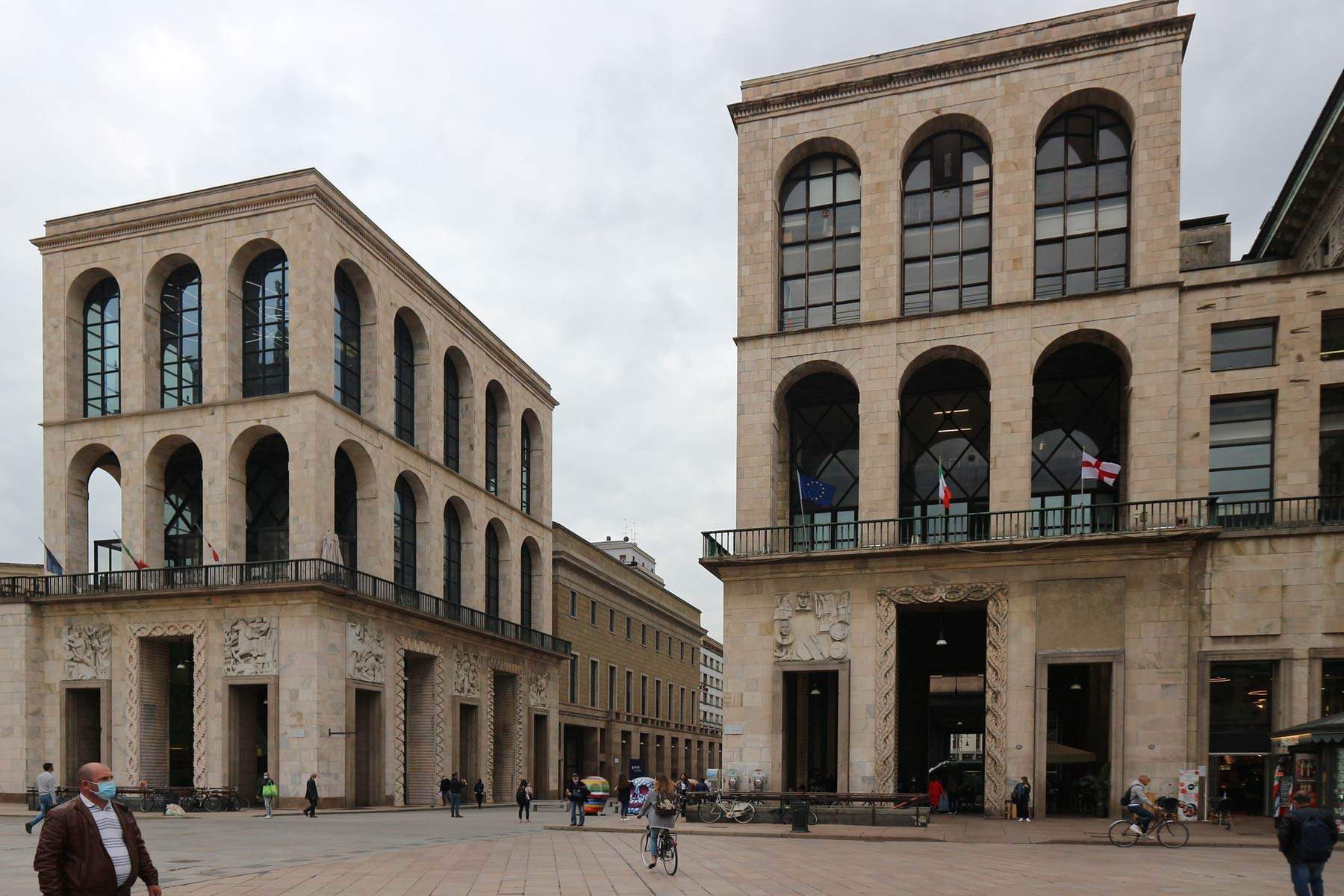 JR arrive sur la Piazza Duomo à Milan. Une mosaïque de visages de personnes âgées au Museo del Novecento