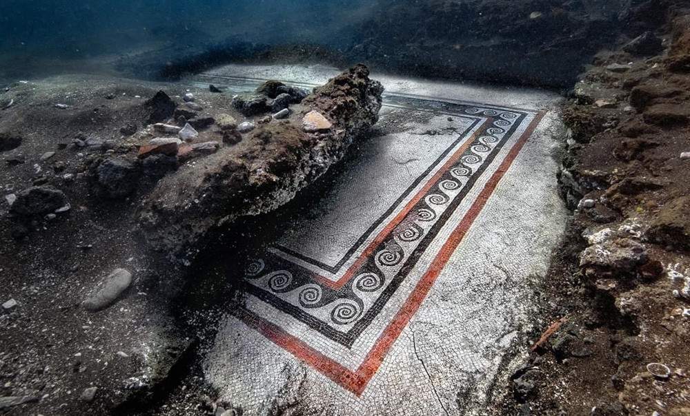Al Parco Archeologico Sommerso di Baia è riemerso dopo 40 anni un antico mosaico che sembrava perduto