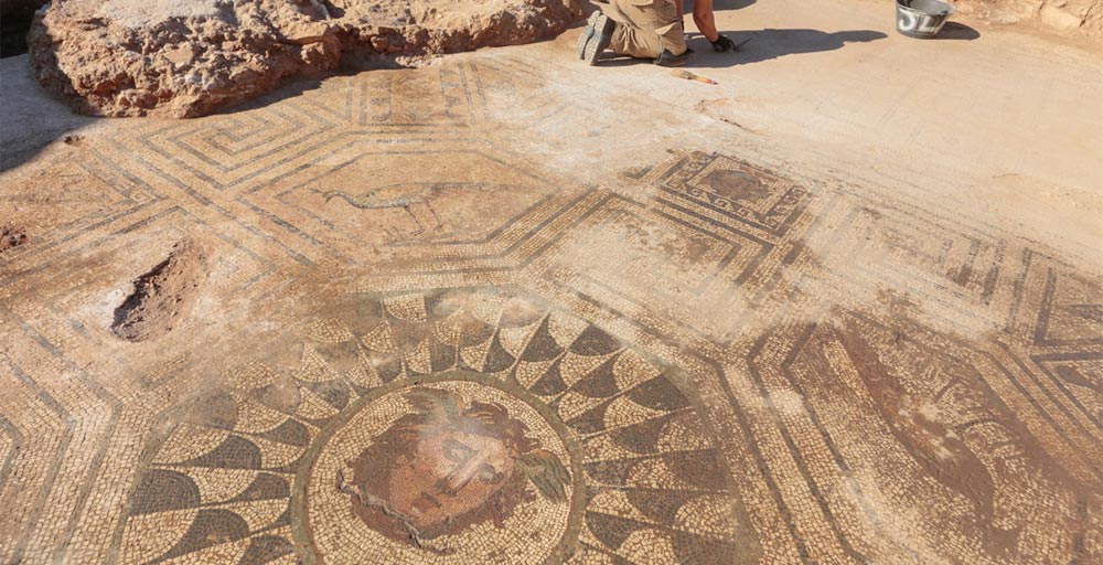 Spain, major discovery in MÃ©rida: unearthed large Roman mosaic with Medusa