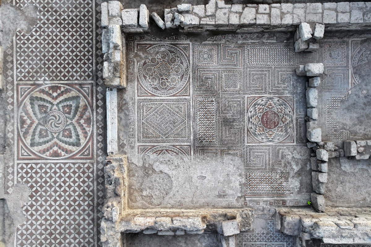 Turkey, ancient floor mosaics unearthed. They may be the largest in Cappadocia