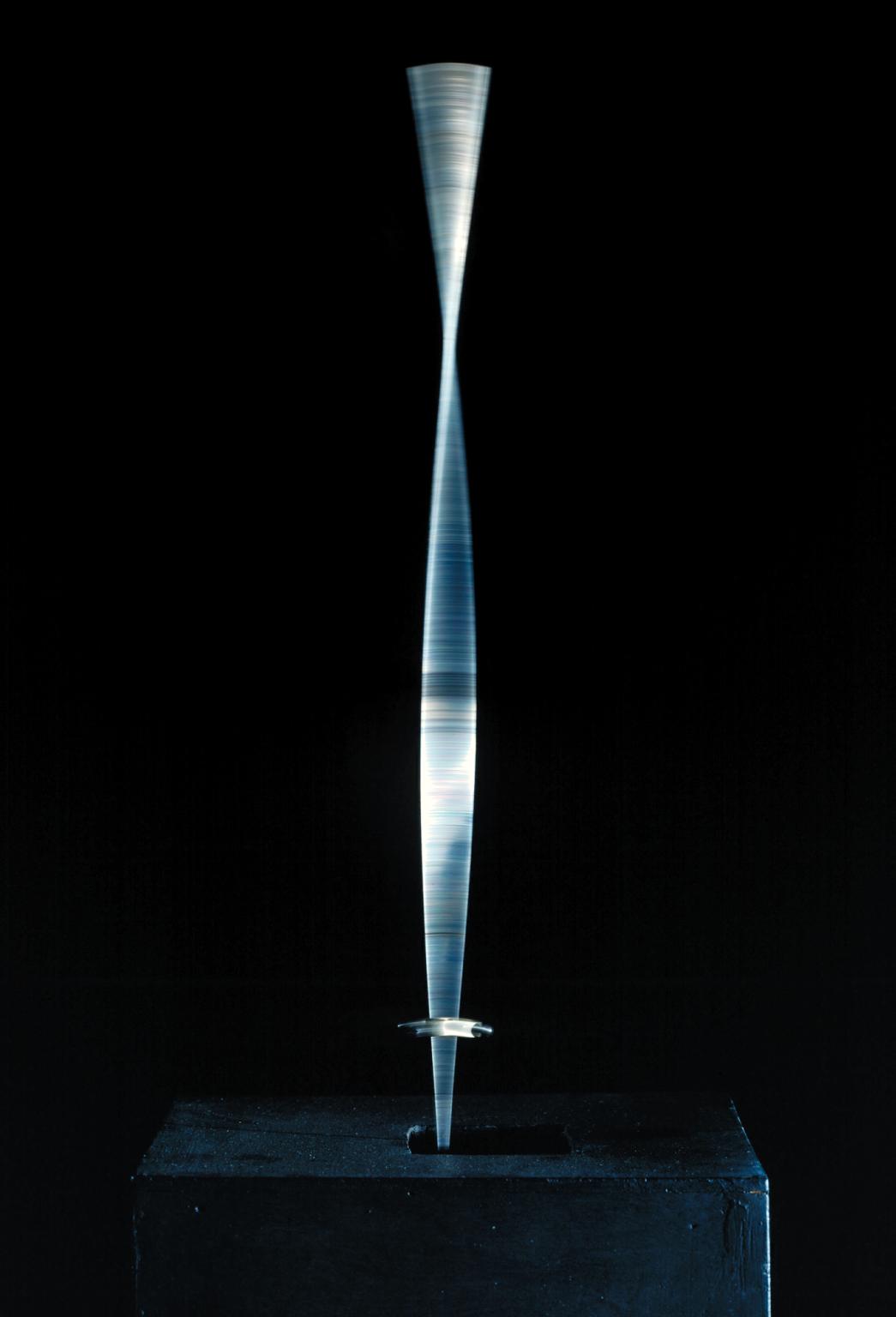 Naum Gabo, Kinetische Komposition (1919-1920; Metall, Holz und Elektromotor, 61,6 x 24,1 x 19 cm; London, Tate Modern) Naum Gabo, Kinetische Komposition (1919-1920; Metall, Holz und Elektromotor, 61,6 x 24,1 x 19 cm; London, Tate Modern)