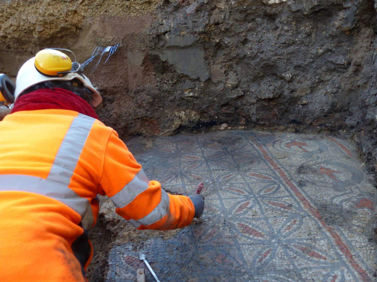 France, they dig to install a heating network and find an ancient mosaic