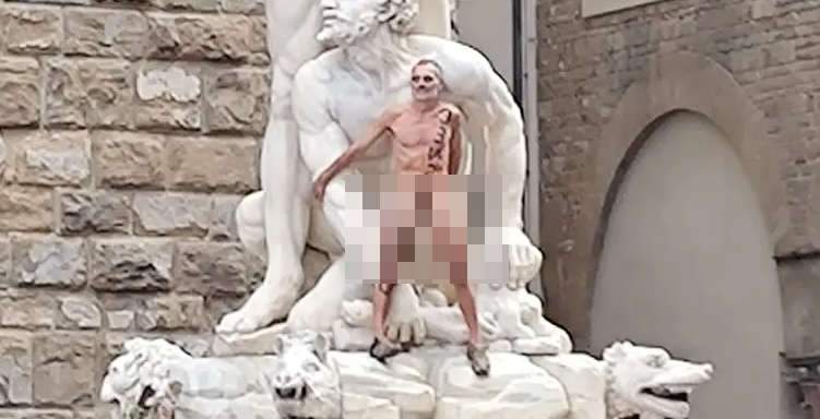 Firenze, provocatore seriale si arrampica nudo sull'Ercole di Bandinelli. Arrestato