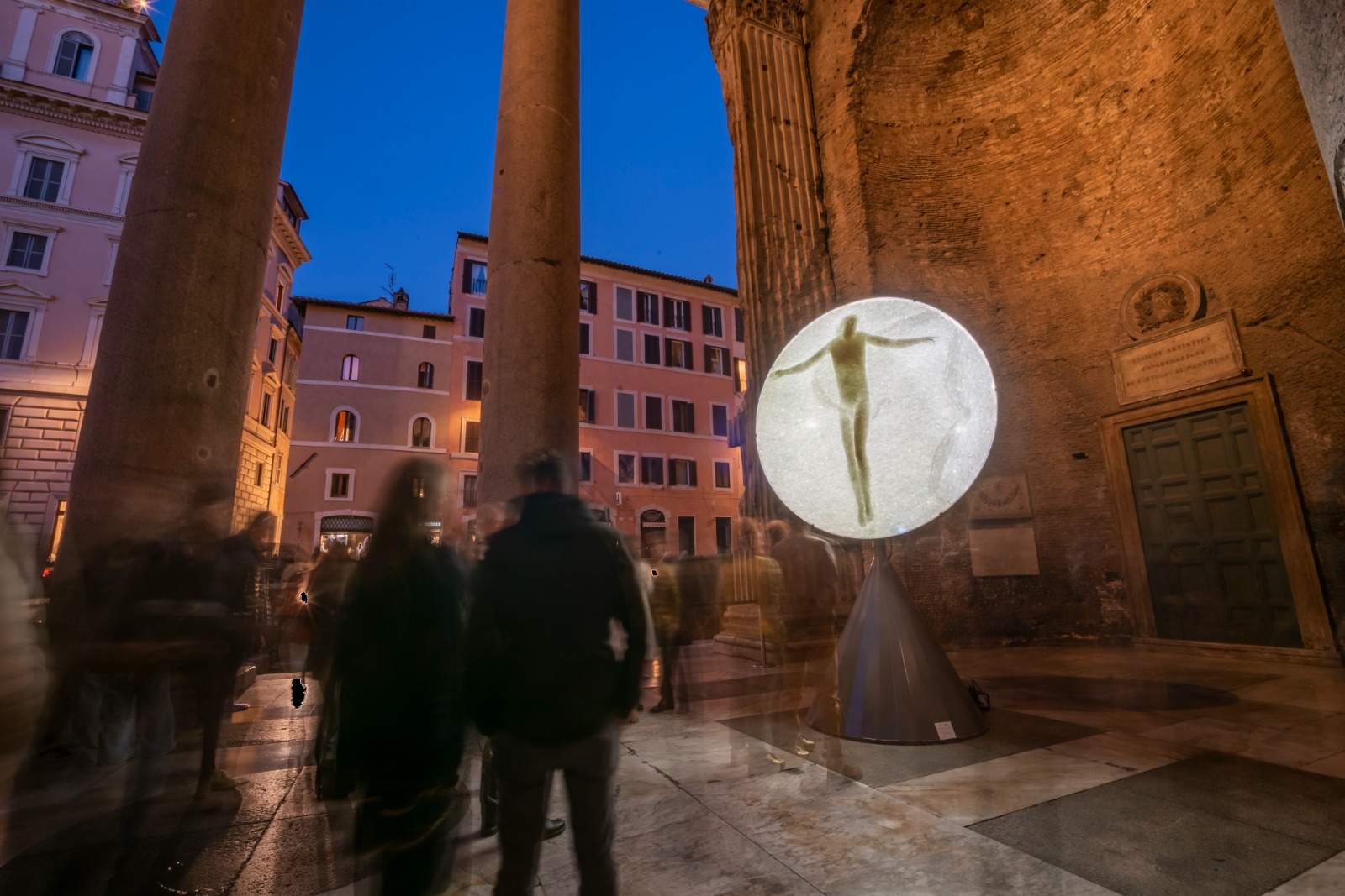 Rome, for two months at the Pantheon there will be two sculptures by Oliviero Rainaldi